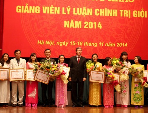 Trao giải Hội thi chung khảo giảng viên lý luận chính trị giỏi năm 2014 - ảnh 1